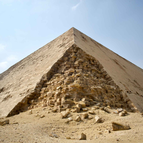 Unikátní Lomená pyramida.