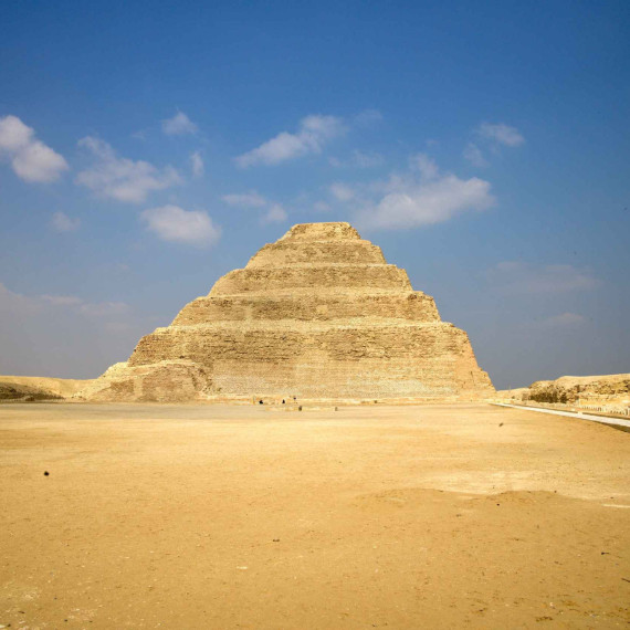 Džoserova pyramida v Sakkáre je nejstarší egyptskou pyramidou.