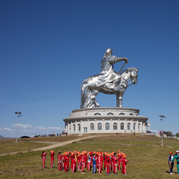 V Mongolsku vyrazíme 65 km směrem k obrovské soše muže tisíciletí - velkého Čingischána.