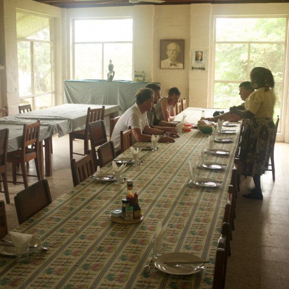Oběd v refektáři tam, kde jíval Albert Schweitzer s kolegy, lékaři.