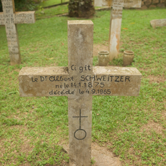 Zastavíme se iu hrobu filantropa. Zemřel, když mu bylo 90 let.