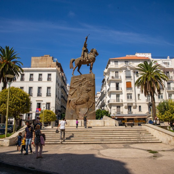 Jsme v hlavním městě, na náměstí věnované politickému lídrovi  Emirovi Abdelkader 