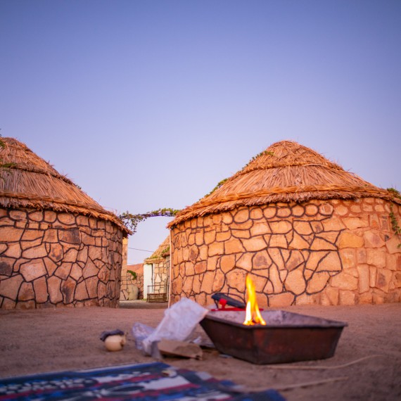 V Tassili n'Ajjer spíme v těchto jednoduchých chatkách 