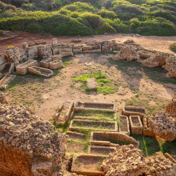 Originální florální mozaiky v bazilice, opuštěné sarkofágy, neznámé chrámy.