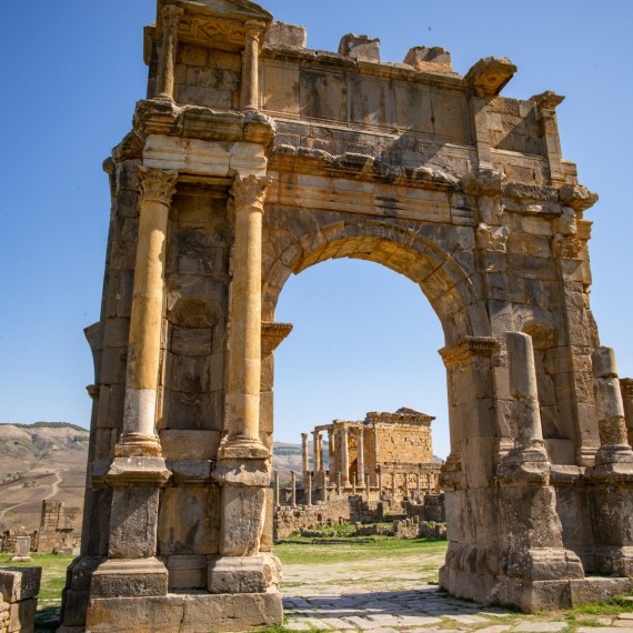 Caracallův oblouk - Vítězný oblouk postavený v roce 216