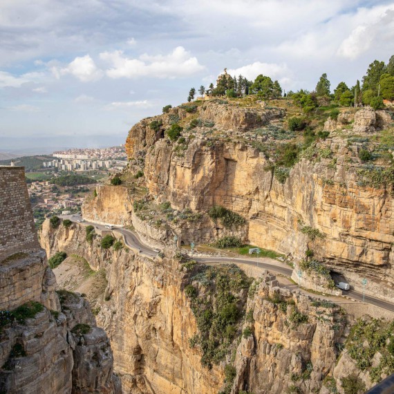 3. největší město státu rozkládající se nad souteskou Rhummel Gorge.