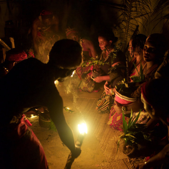 Nebo dáte přednost Bwiti?. Bwiti. Duše se oddělí od těla a vy si dokážete promluvit se svými předky.