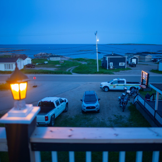 Slunce zde zapadá až po půlnoci. Toto je výhled z našeho hotelu.