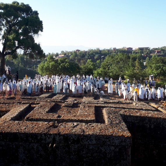 Kolem kostela se několikrát do týdne scházejí věřící