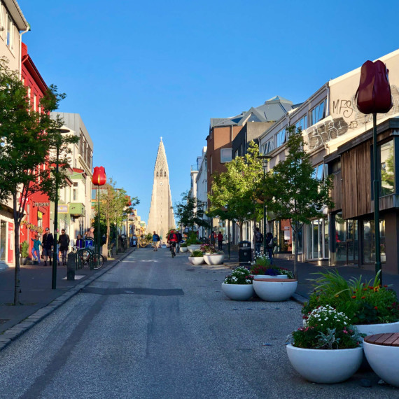 Příjemná prohlídka centra Reykjavíku s těmi nejzajímavějšími místy. Množství obchůdků, kaváren a restaurací na hlavní ulici Laugavegur. Atmosféra islandské metropole si Vás rozhodně získá. Z Reykjavíku budeme vyrážet na celodenní výlety a večer se sem budeme opět vracet.
