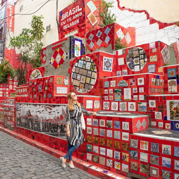 Barevná Escadaria Selarón, v překladu Selaronové schody, kde naleznete kachličky snad z každého koutu naší planety.