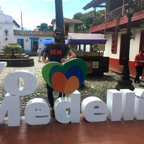 Projdete se po hlavním náměstí Medellinu