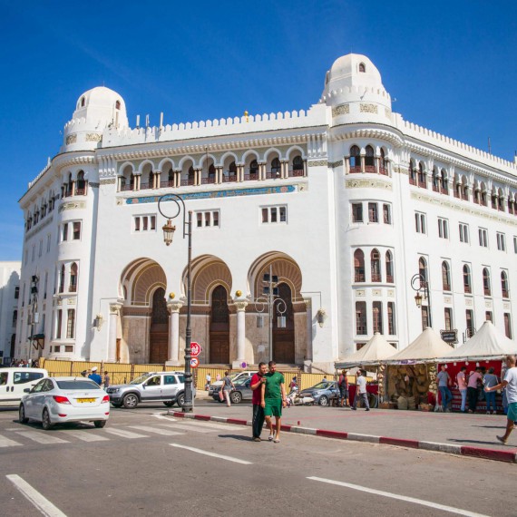 Velká pošta - nádherná budova a za ní Larbi Ben M'hidi.