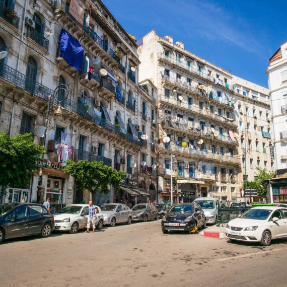 Dočtete se, že město Alžír je krásnější než Paříž. To nevíme, ale můžete ho pasovat za nejkrásnější město Středomoří. 