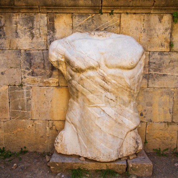 Jupiter. Statná socha, kterou zloději nezvedli. 