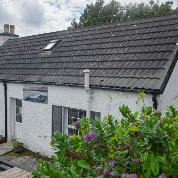 Kavárnička na zapadlém Harrisu.