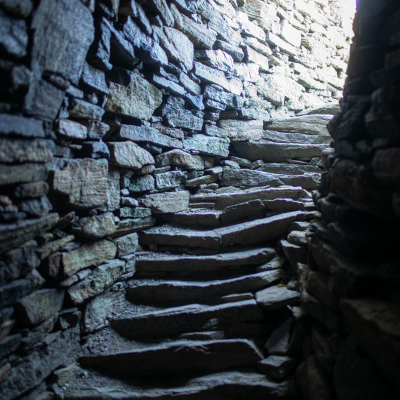 V Carloway umíme vejít dovnitř a projít se i studenými kamennými schody nahoře.