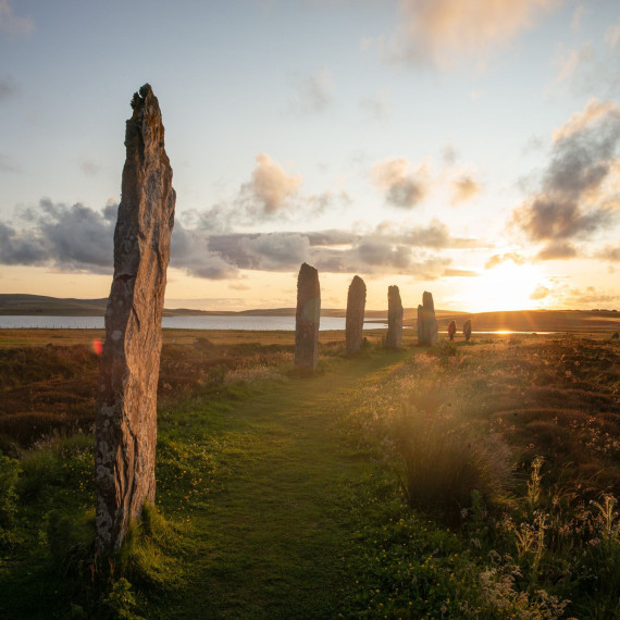 Třetina kamenů je pod zemí a dvě třetiny nad.