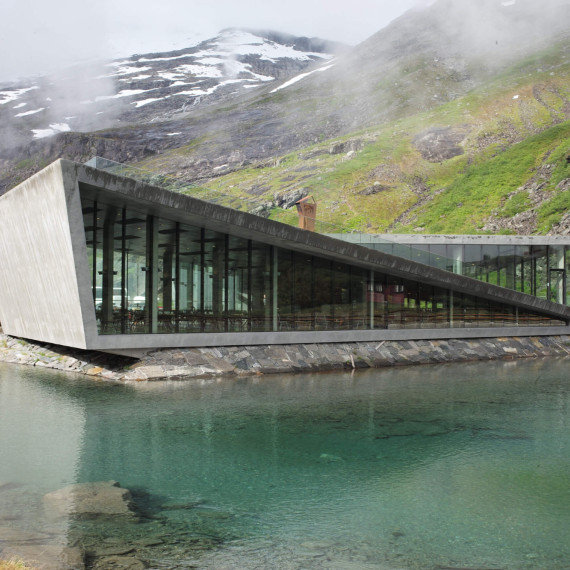 Moderní vyhlídky nad Cestou trolů.