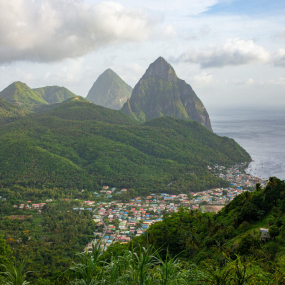 Vítejte na Svaté Lucii. Pohled na Svatou Lucii s romantickým městečkem Soufriere na úpatí dvou fascinujících kopců. Jedna z nejkrásnějších scenérií Karibiku!