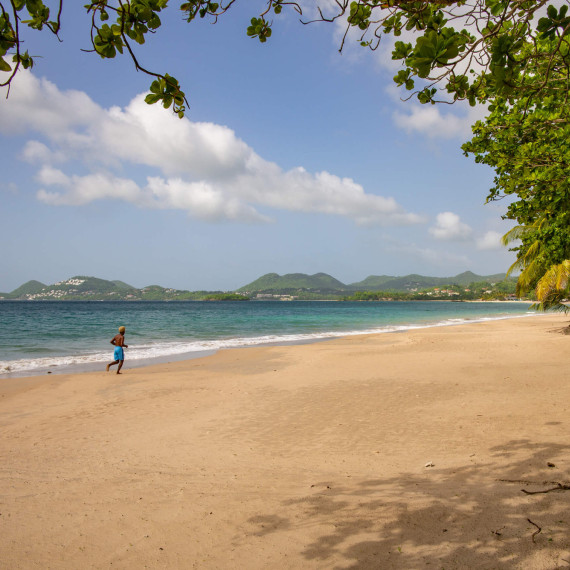 Pláž se nachází přímo naproti letišti, od kterého je oddělena 5 metrů širokou silnicí. Letiště se nachází na severu ostrova nedaleko hlavního města.