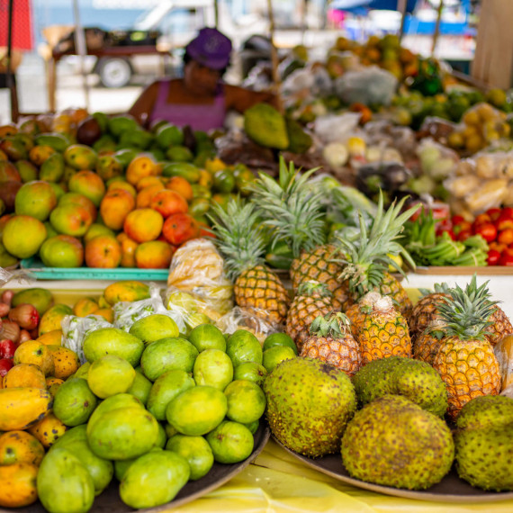 Které ovoce znáte? Ananas (ale ten chutná trochu jinak...), mango, guava, marakuja, jambu, soursup (graviola).