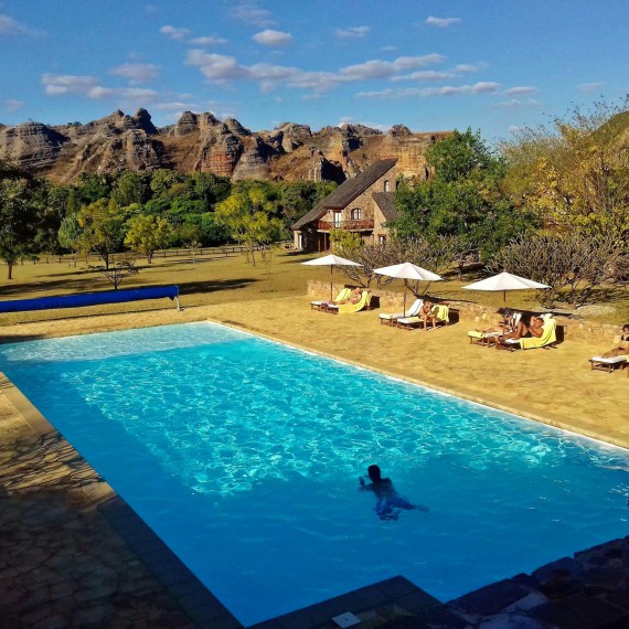 Hotelový bazén uprostřed přírody 