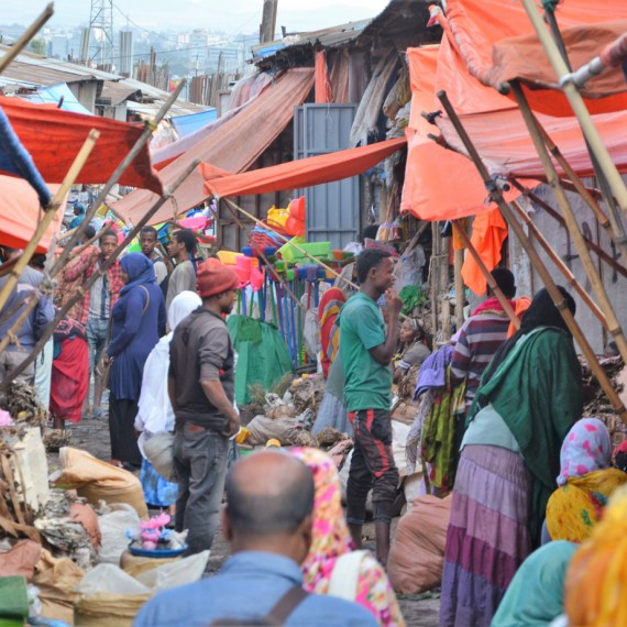 Trh je rozdělený do sekcí podle druhů zboží