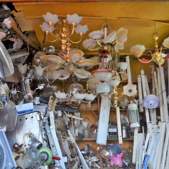 Můžete nakoupit i elektro a svítidla