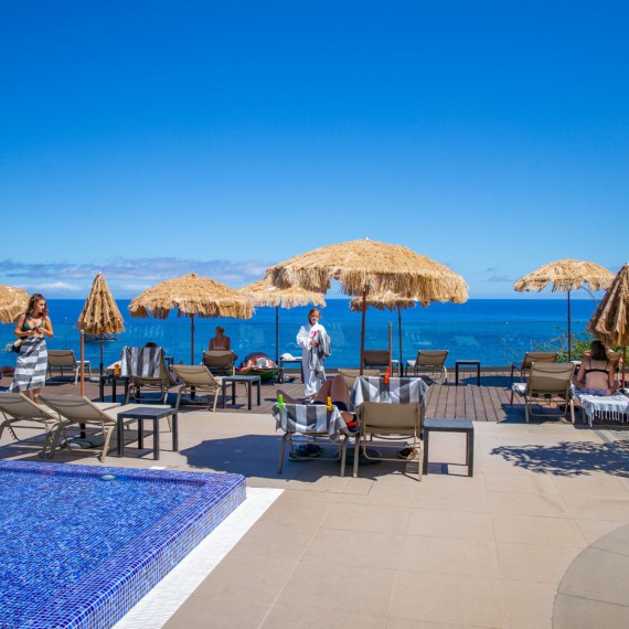 Odpočinek u hotelového bazénu 