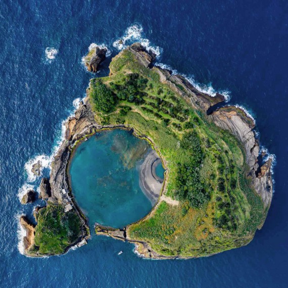 Sopečný ostrůvek známý Red Bull Cliff Diving World Series