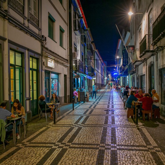 Ulici Rau dos Mercadores po setmění uzavřou pro auta a vznikne tak ulička s příjemným posezením 