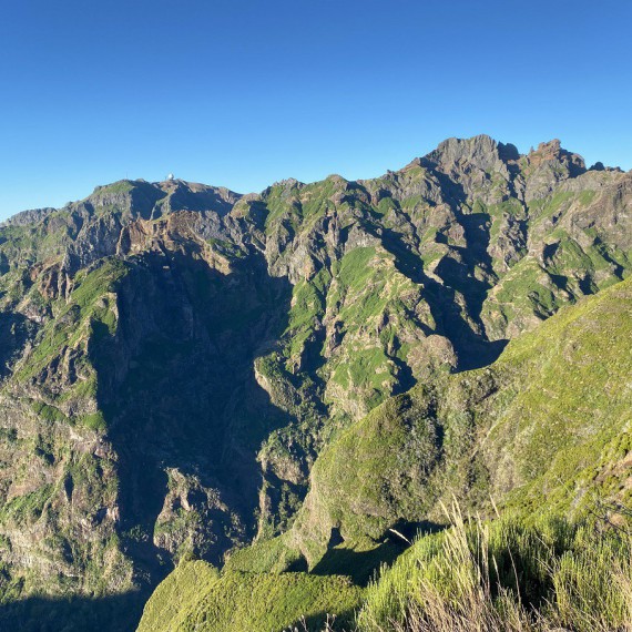 Třetí nejvyšší vrch vrch Pico do Arierio (1818 m)  poznáte podle obrovského bílého radaru na vrcholu 