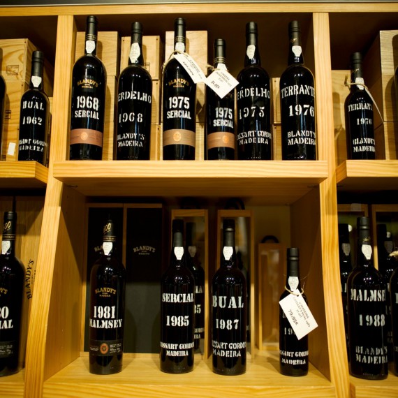 Známé víno Madeira si nakoupíme i jako suvenýr 