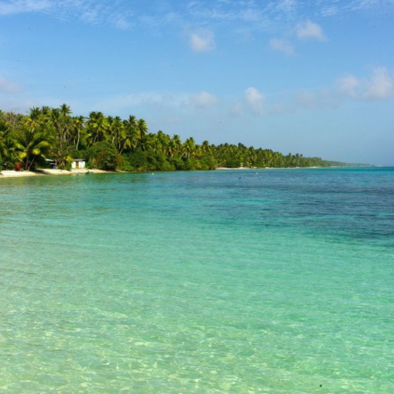 Výhledy z loďky na neobydlené atoly kolem nás