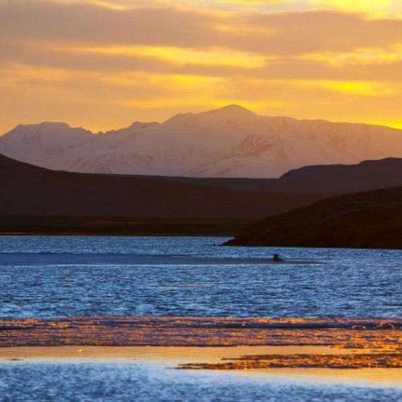 Černé jezero v blízkosti Tsengel Hairhan
