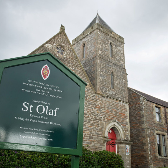 Hlavní město Vikingové volali Kirkjuvagr a to znamená „kostelní záliv“.