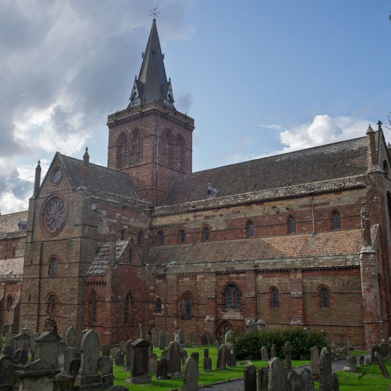 Městu však dominuje krásná Magnusova katedrála.