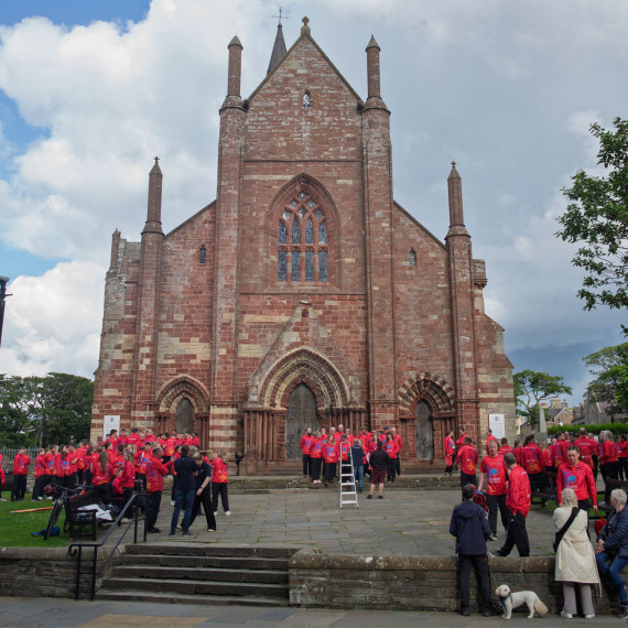 Stavba začala v roce 1137 a tak je základ románský a na něm gotická nástavba.
