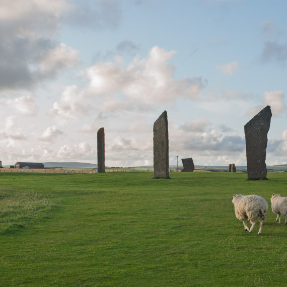 Tato povedená fotografie značně vystihuje Orkneje. Stojící kameny ve Stenness jsou starší než Stonehenge dolů v Anglii.