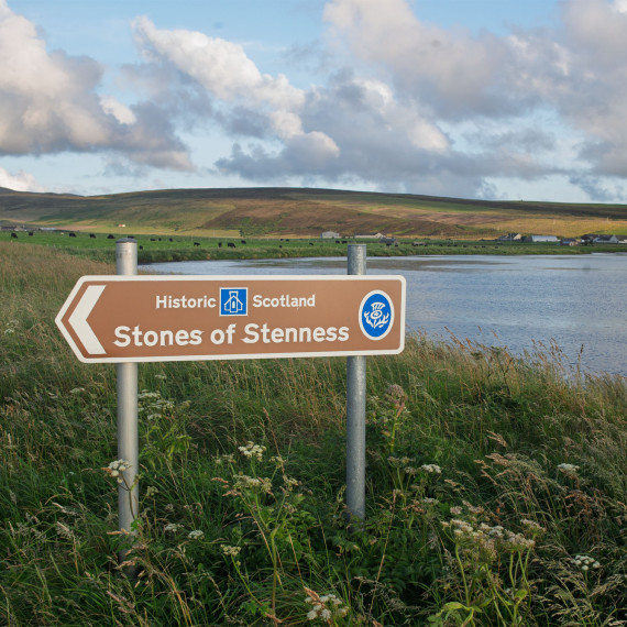 Čeká nás vrchol Orknejíí. Začínáme se stones of Stenness.