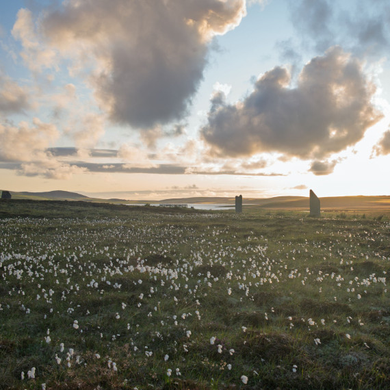 Megality Stones of Stenness jsou nejstaršími v celé Británii, ale menhiry v Ring of Brodgar jsou nejimpresivnějšími.
