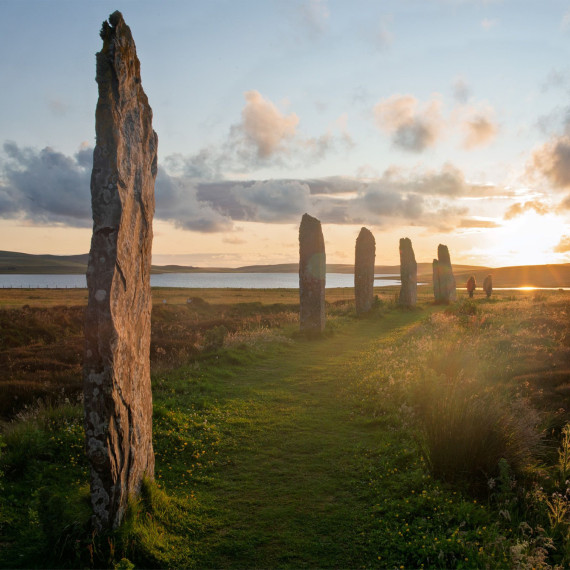 Třetina kamenů je pod zemí a dvě třetiny nad.