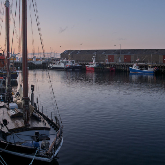 Odlétáme z přístavního Kirkwallu...