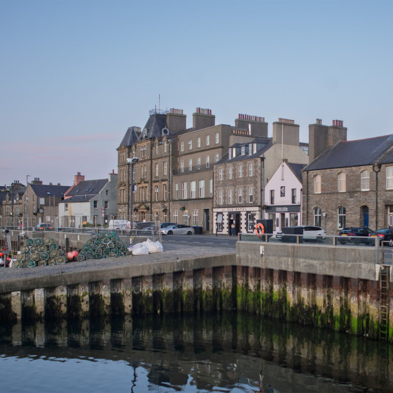 Shetlandy jsme poznali důkladně a budete nadšeni! A dnes jsme odletěli sem do Kirkvallu, do hlavního města Orknejských ostrovů.
