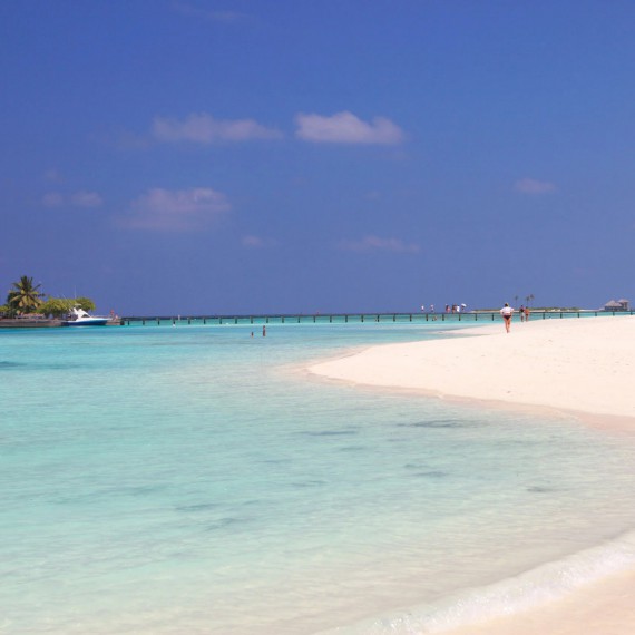 Bílý písek, tyrkysová voda a slunečné dny na Maledivách