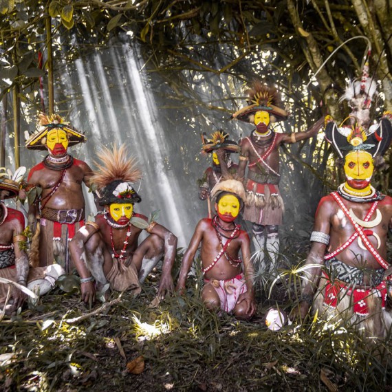 Fascinující barevnost a rozmanitos místních kmenů 