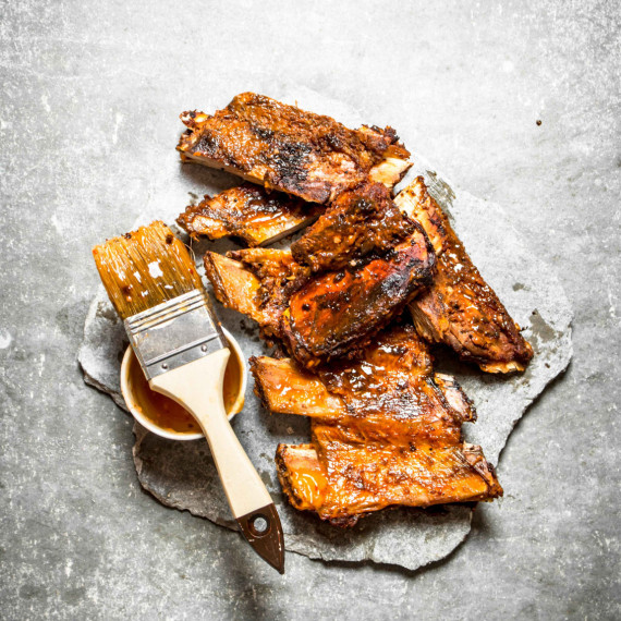 Gurmánská specialita - žebírka v javorovém sirupu ochutnáme v Quebecu.