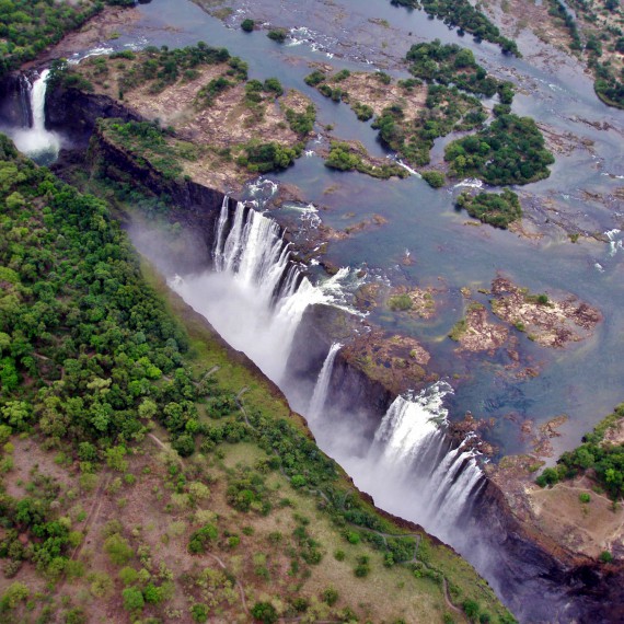 Viktoriiny vodopády z vrtulníku