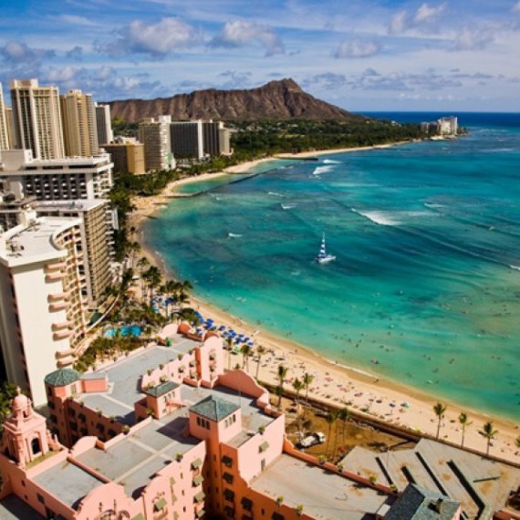 Pláž Waikiki je už po desetiletí jednou z nejpopulárnějších pláží světa